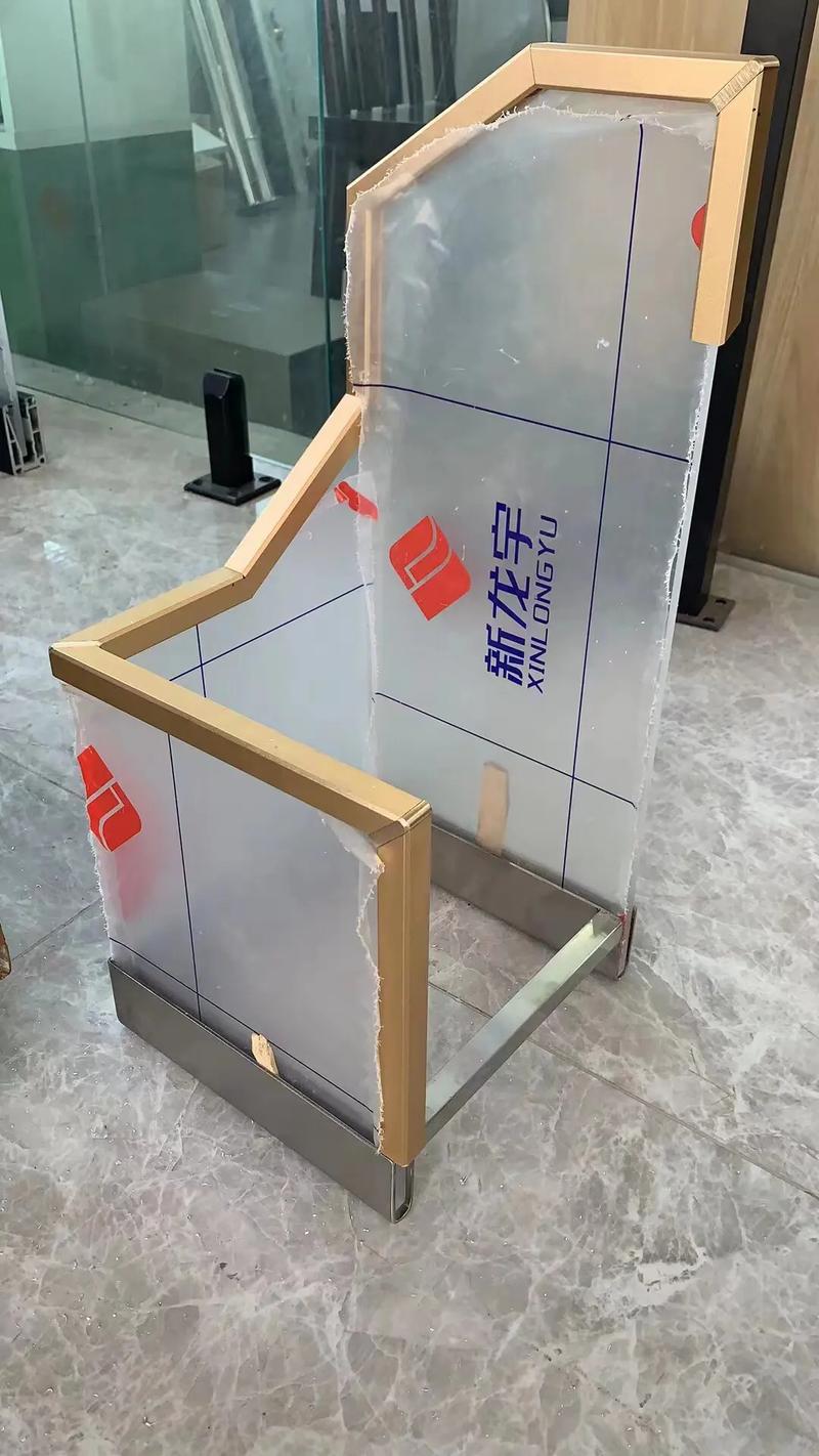 铝材质感呈现出柔和的自然之美